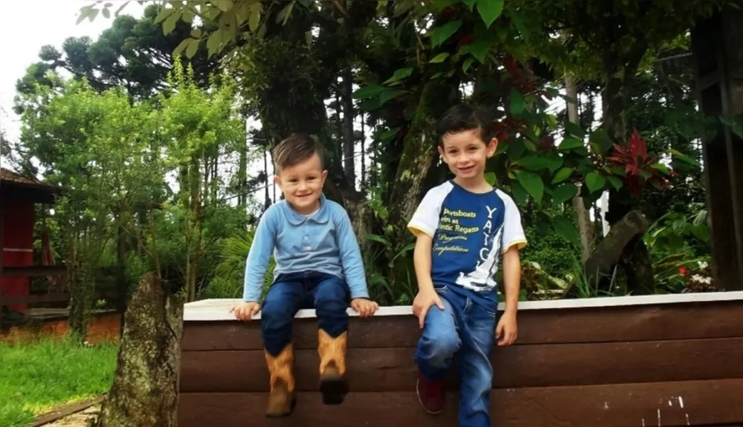 Os priminhos Bernardo Futra Gaia, de 3 anos, e Otávio Cherpinski, de 4 anos, adoram brincar juntos.