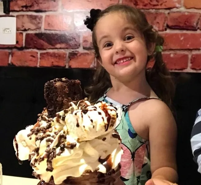 A animação da Júlia Dagnone Messias, de 4 anos, tem explicação. É só reparar no saboroso sorvete que a espera! Ela é filha de Itaina e Raquel Messias.