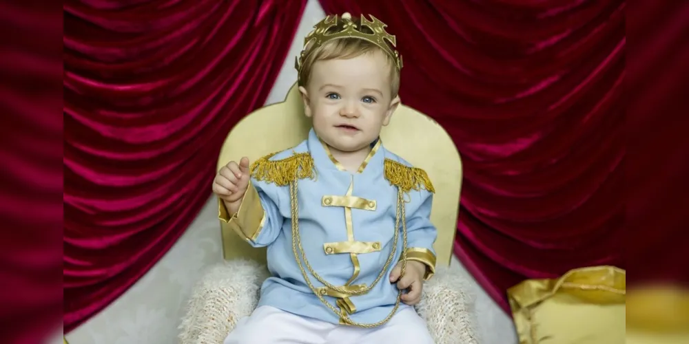 O reizinho encantador é o Lucas Henrique Alves Hohmann, de 1 ano e meio.
