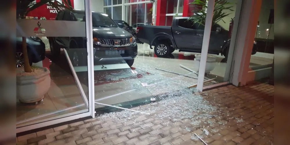 Bandidos usaram pedras para arrombar a loja, mas não conseguiram pegar nenhum veículo