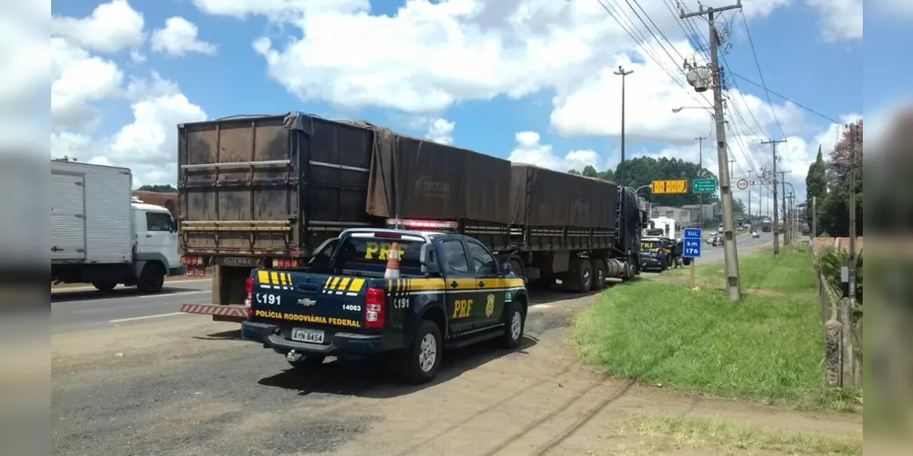 Veículo foi abordado pela PRF na Avenida Souza Naves, em Ponta Grossa