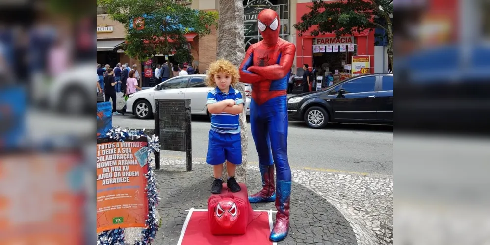O fofíssimo Raj Ajuz Amaral Fávero, filho de Rejane e Joacir, faz pose ao lado do Homem-Aranha.