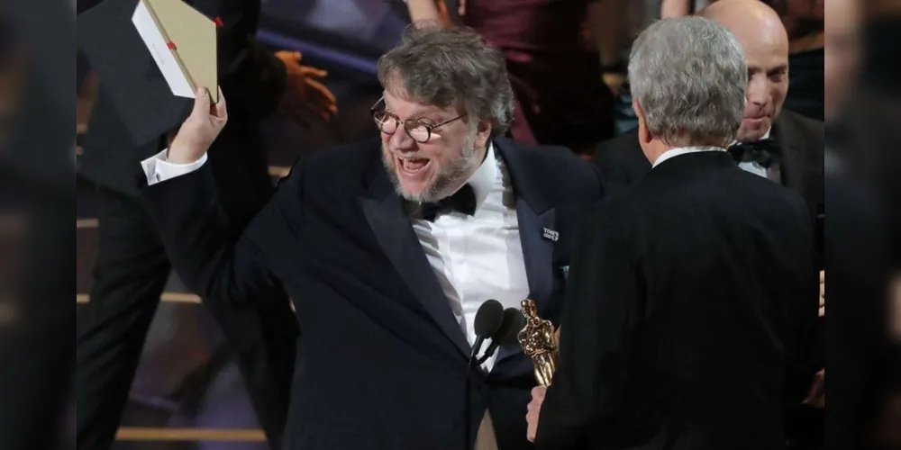 O diretor Guillermo del Toro comemora após a Forma da Água vencer o Oscar de melhor filme/Foto: Reprodução Reuters