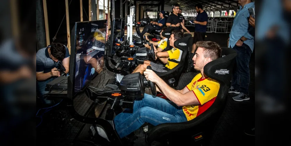 O paranaense Gabriel Casagrande, Piloto da Stock Car, é um dos adeptos do Automobilismo Virtual