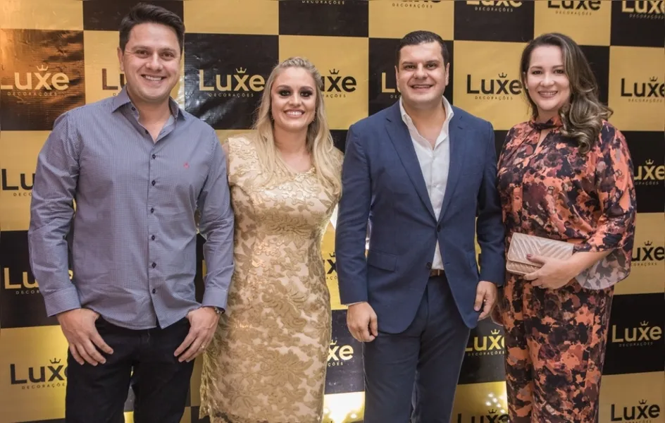 CLICK - O casal João e Suellen Generoso recebeu o casal Rafael Dutra e Juliana Maciel, na inauguração de sua nova loja, Luxe Decorações. 