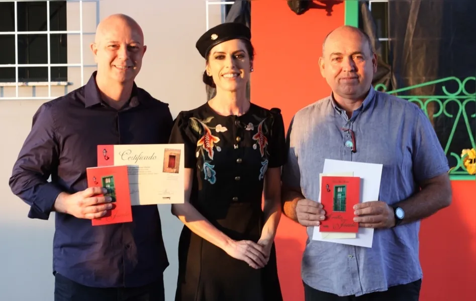 Renata e os ganhadores do concurso de arte visual A melhor janela - João Francisco Martini e Antonio Liccardo