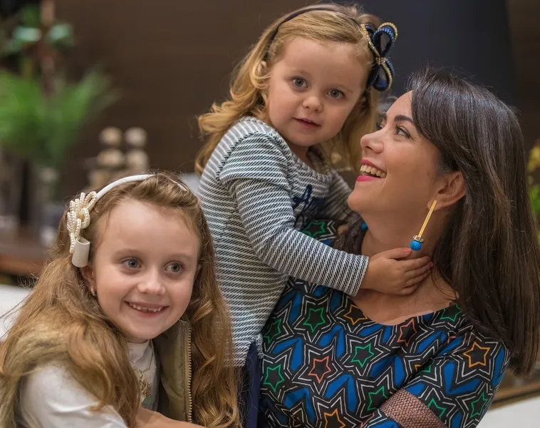 Karen Carvalho e suas filhas Maria Celia e Esther