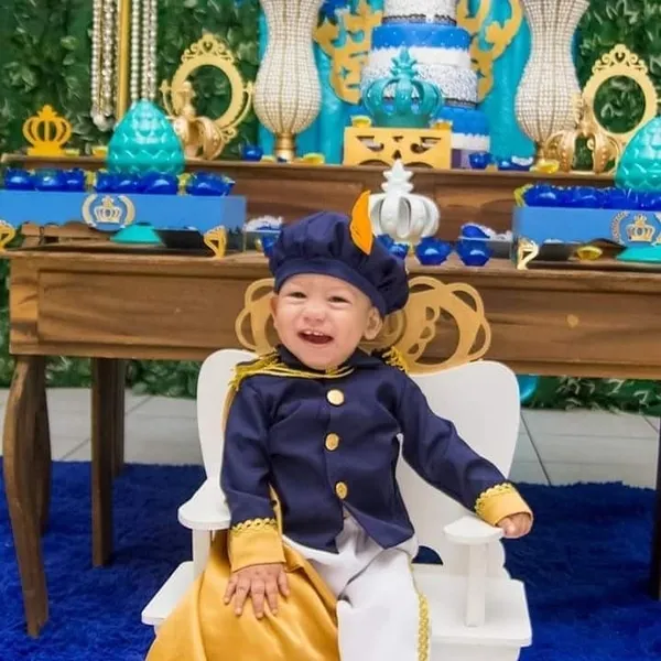 Esbanjando simpatia, o principezinho é o Rafael Gustavo Nica, de 1 ano e 2 meses. Ele é filho de Sheila do Nascimento Nica e Augusto Rafael Terniunski.
