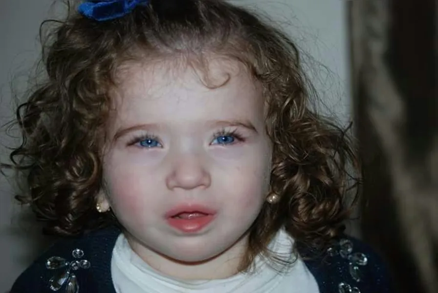 Estes lindos olhos azuis são de Anna Coraline Brandeleiro, de 2 anos de idade. Ela é filha de Daiane e Railan.