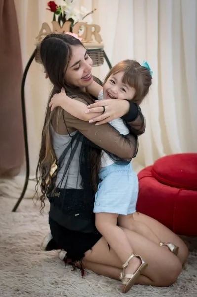 A foto registra o amor entre Rafaela, de 18 anos e Valentina, de 1 ano e 10 meses. São filhas de Anne Karenina Oliveira e Roberto Carlos Ferensovicz.