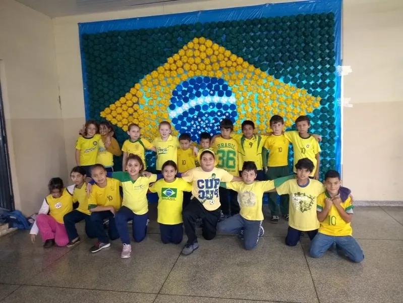Cerca de 400 alunos do 1° ao 5° ano, da Escola Municipal Dr. Edgar Sponholz, confeccionaram a bandeira brasileira com garrafas pet. 