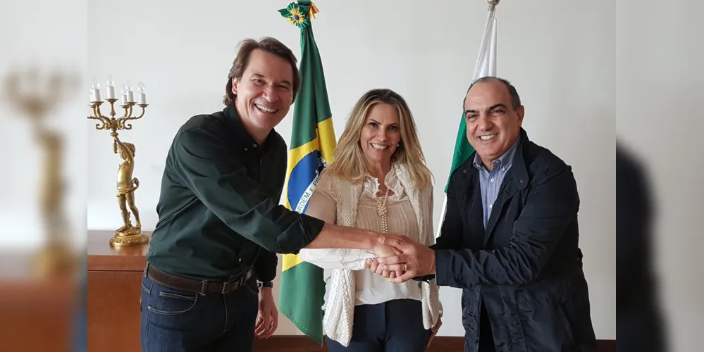 anúncio foi feito nesta segunda-feira (23), no Palácio Iguaçu, na presença do ex-presidente da Sanepar, Mounir Chaowiche.