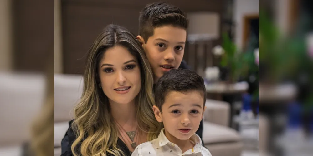 Leticia Morais e seus filhos Matheus e João