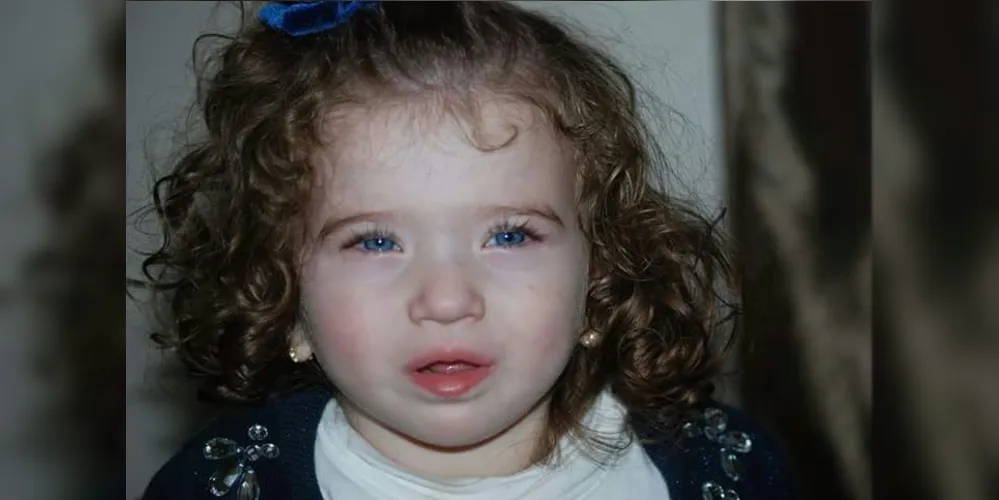 Estes lindos olhos azuis são de Anna Coraline Brandeleiro, de 2 anos de idade. Ela é filha de Daiane e Railan.