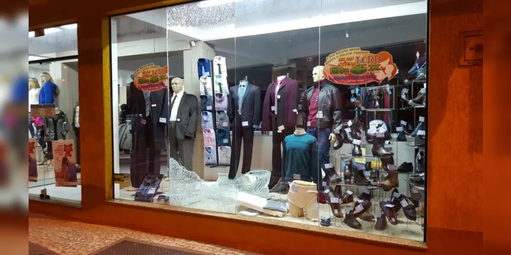 Imagem ilustrativa da imagem Ladrões quebram vitrine e furtam roupas de loja no centro