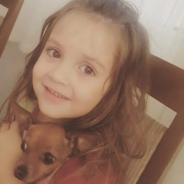Quem adora cachorrinhos é a Fernanda Tatsch, de 4 anos e 6 meses, filha de Fernando e Tamara Tatsch.