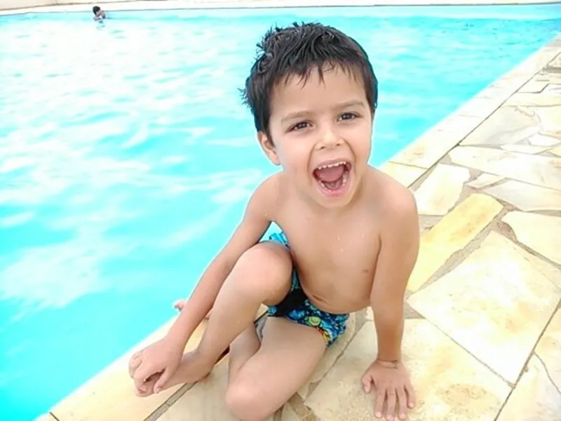 Renan Lucas, de 7 anos, adora brincar na piscina. Ele é filho de Marieli Lambrecht e Alessandro de Camargo Ribas.