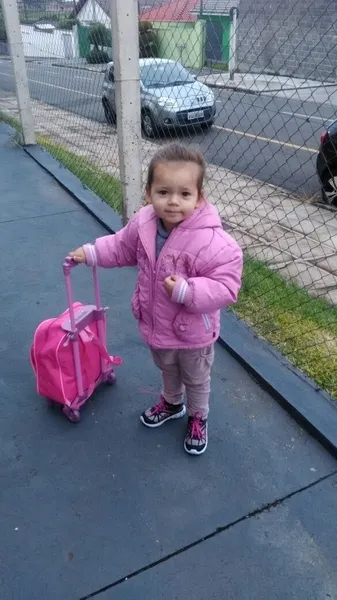 Com o look todo cor de rosa, a pequena Isadora, de 3 anos, esbanja charme na escolinha. Ela é filha de Aline Lambrecht e Luciano Mendes.