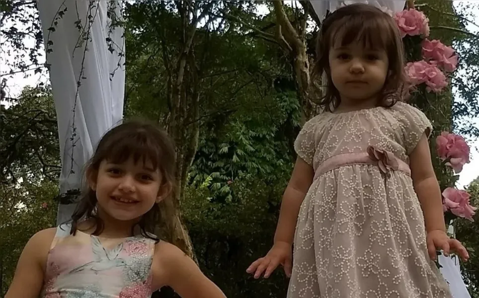 As irmãs Isis e Lara Rossi, filhas de Gisele e Anderson Rossi, em um flash sintonizado com a natureza.