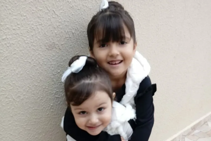 As irmãs Julia isabelly Rocha Gardinal, 5 anos, e Heloisa Rocha Gardinal 2 anos, usando looks iguais, posaram para um flash dos papais Aline Dayane Rocha e Fabiano Ribas Gardinal.