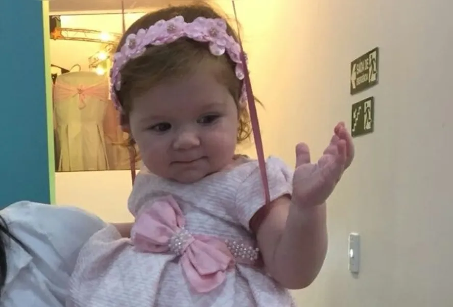Manuella Aparecida, de 11 meses, filha de Juliana Cristina e Carlos Roberto Migdalski é uma fofura e adora vestir roupas cor-de-rosa!