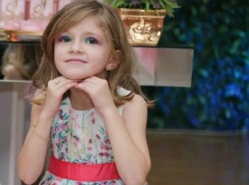 Amanda Roberta, de 6 anos, filha de Juliana Cristina e Carlos Roberto Migdalski ama fazer poses para os papais!