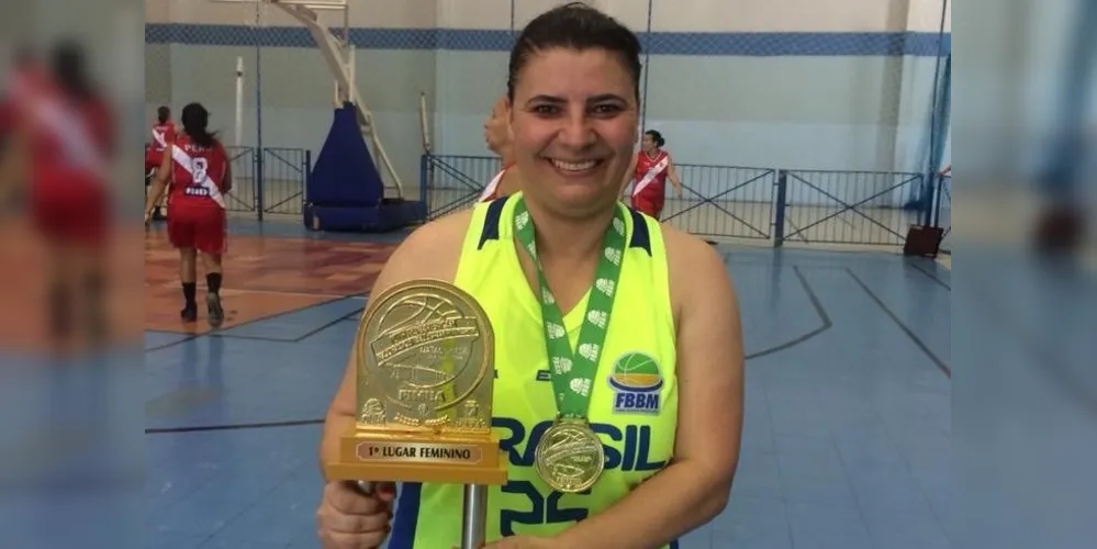 A ponta-grossense Simone Zanon trouxe ouro para casa após participar do 10° Pan-Americano Master de Basquetebol em Natal (RN)