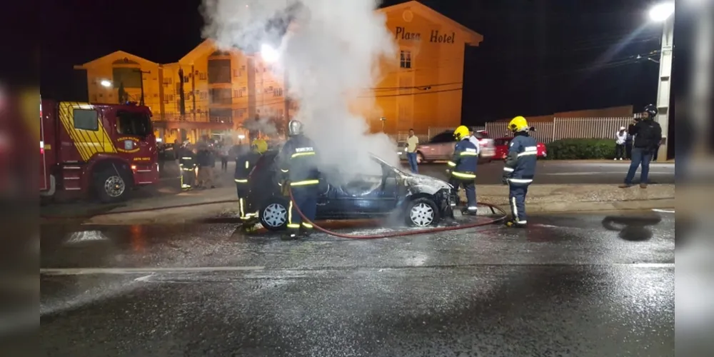 Imagem ilustrativa da imagem Carro pega fogo no meio da rua e assusta motoristas
