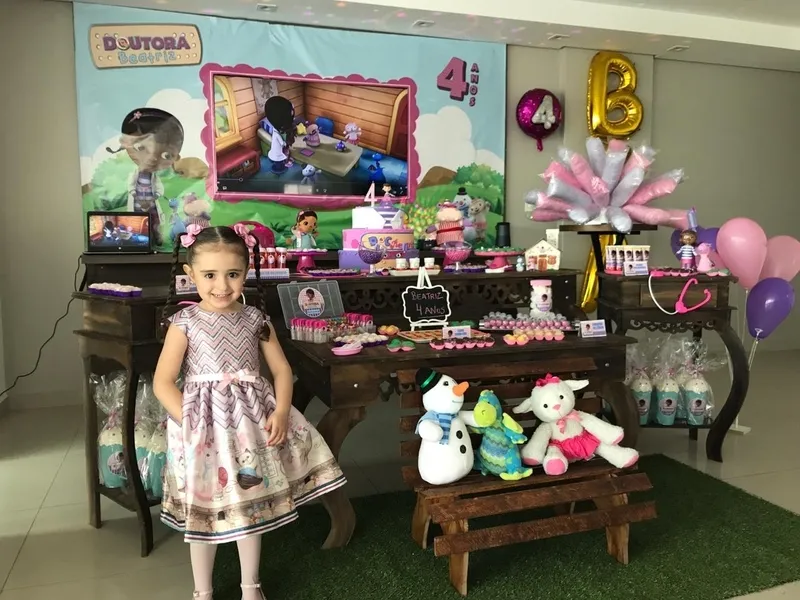 Beatriz Partica de Aguiar, filha de Lindomar e Alessandra Partica Aguiar completou quatro aninhos no último dia 07. Na foto, a pequena posa com a decoração da sua festinha ao fundo. Parabéns!