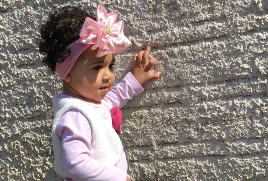 Ana Júlia Galvão, de 1 aninho, fazendo pose para a mamãe, Ester Louize Galvão Kiel.