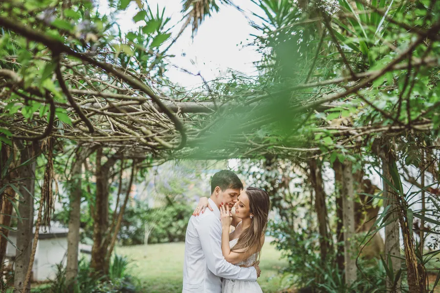 AMOR - Captar o amor em toda sua magnitude e delicadeza. É assim que o profissional Laertes Soares atua em cada registro e cada ensaio de casais que desenvolve. Embora seu nome seja um dos mais requisitados do Paraná e uma das referências no país, quando o tema é casamento, Laertes jamais torna-se repetitivo, pois seu olhar é levado sempre pela história, referências e singularidade de cada casal. Nesse registro ímpar, o ensaio de pré wedding do casal Renata Ficinski e Gilceu Suliani, que assinala a agenda branca da temporada no próximo dia 24 de novembro. Fica explicito no registro a cumplicidade e o clima de paixão que o casal nutre um pelo outro. Aos noivos, votos de infinitas bênçãos!