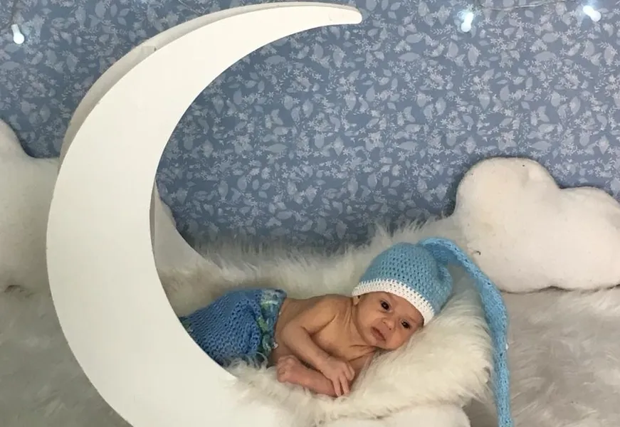 O pequeno Rafael completou seu primeiro mês de vida no último dia 10. Filho de Fernando Gomes Bernardino e Karla Marturelli Mattos Bernardino, Rafael posa para um registro especial.