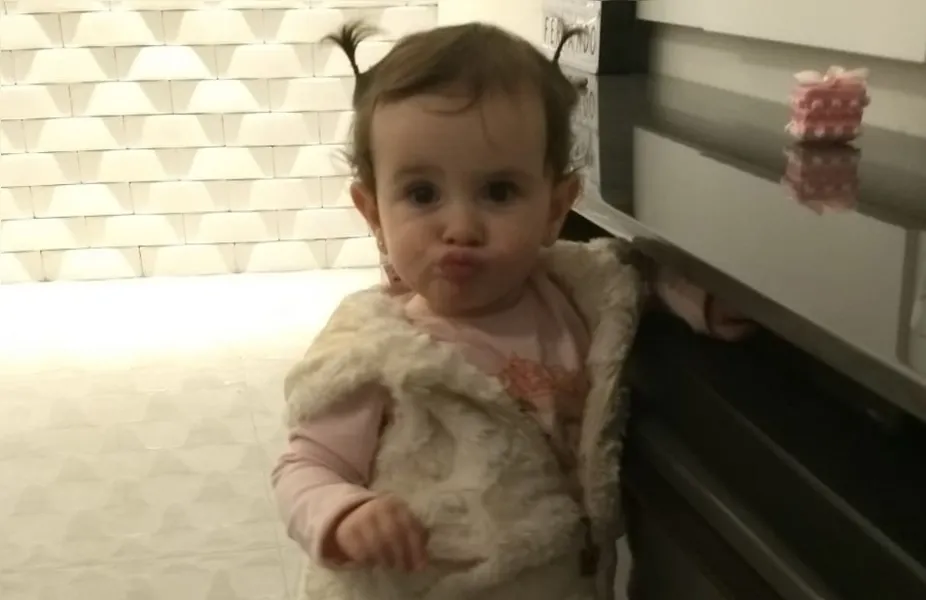 Foto 2: A pequena Laura Mattos Borba, também filha de Kristian Albert Souza Borba e Bruna Marturelli Mattos Borba, também posa para os pais!