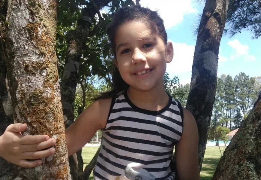 Rafaella Catharina Costa Pinto, de 7 anos, filha de Marcus Aurélio Costa Pinto e Ariaene Mara Hornes Dambros posa sorridente para os papais!