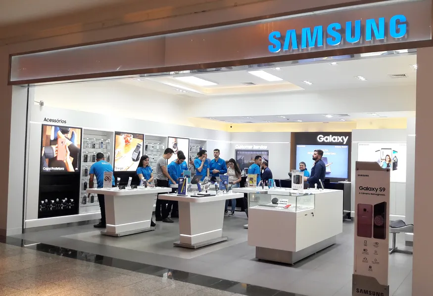SAMSUNG - O Palladium Shopping Center de Ponta Grossa recebeu, na última terça-feira (06), a mais nova franquia da Samsung. Considerada a quarta marca mais valiosa do mundo em 2018, a Samsung chega com exclusividade nos Campos Gerais. A loja, instalada no primeiro piso do Palladium, contará com espaço interativo do Gear VR, óculos que permite a experiência de realidade virtual, além de lançamentos como a linha J6 Plus e J4 Plus e o Notebook Style S50, produto exclusivo das brandshops Samsung. Neste sábado (10), os clientes serão recepcionados a partir das 14 horas para brindar esse momento especial. Comentaremos!