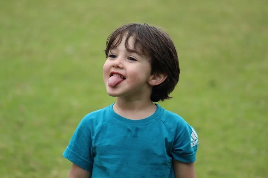 Nathan Gomes Guedes, filho de Aline Oliveira e Vinícius Oliveira Guedes, fotografado enquanto faz uma careta divertida!