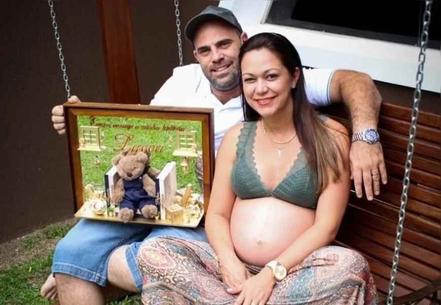DOCE ESPERA - No registro especial, Felippe Vargas e Fernanda Rodrigues Vargas que aguardam ansiosos para a próxima semana a chegada de seu primeiro filho, que irá se chamar Lucca. Da coluna RC os votos de saúde e alegrias a família.