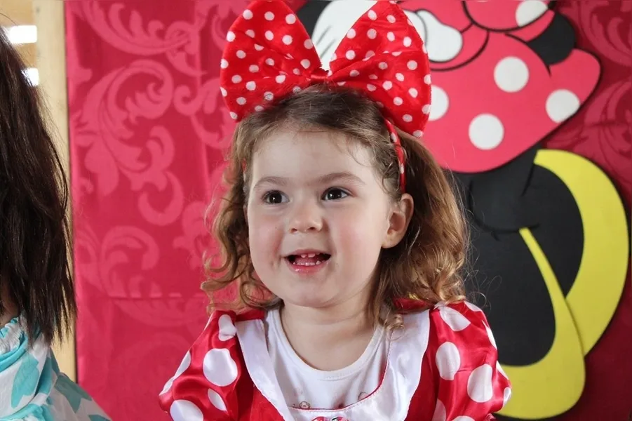 Nicole de Oliveira, filha de Vanessa Scottini de Oliveira e Everton Rodrigo de Oliveira vestida de Minnie Mouse em uma pose para os papais!