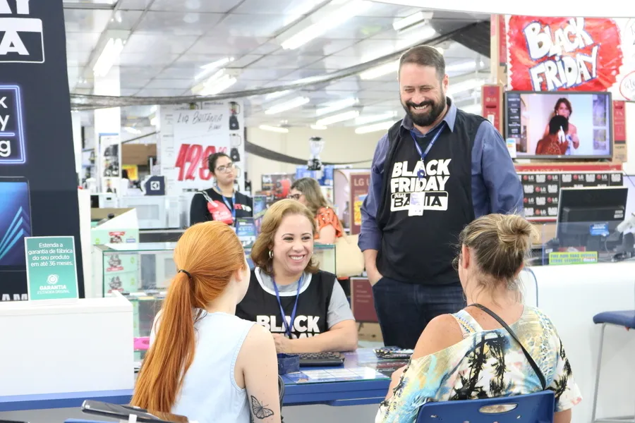A Casas Bahia já antecipou as promoções nesta quinta-feira em suas lojas