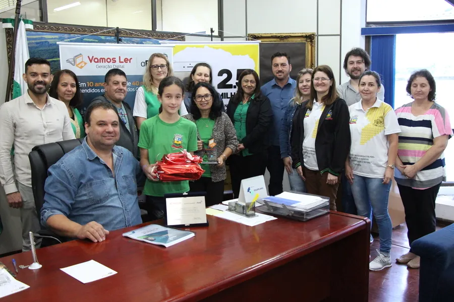 Evento de premiação do Vamos Ler ocorreu no gabinete do prefeito Lula Thomaz e premiou Nathaly Izoton da Escola Machado de Assis