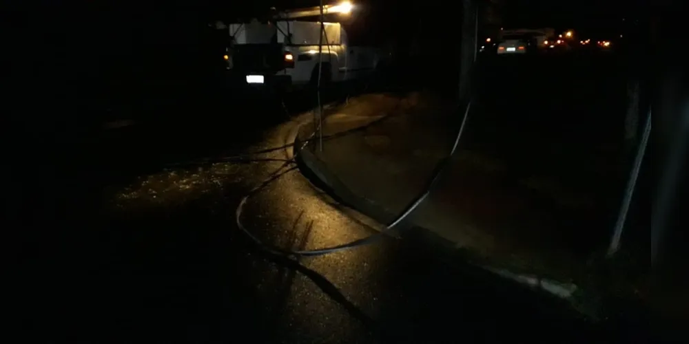 Imagem ilustrativa da imagem Caminhão quebra poste e danifica fiação elétrica no Boa Vista