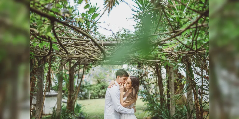 AMOR - Captar o amor em toda sua magnitude e delicadeza. É assim que o profissional Laertes Soares atua em cada registro e cada ensaio de casais que desenvolve. Embora seu nome seja um dos mais requisitados do Paraná e uma das referências no país, quando o tema é casamento, Laertes jamais torna-se repetitivo, pois seu olhar é levado sempre pela história, referências e singularidade de cada casal. Nesse registro ímpar, o ensaio de pré wedding do casal Renata Ficinski e Gilceu Suliani, que assinala a agenda branca da temporada no próximo dia 24 de novembro. Fica explicito no registro a cumplicidade e o clima de paixão que o casal nutre um pelo outro. Aos noivos, votos de infinitas bênçãos!