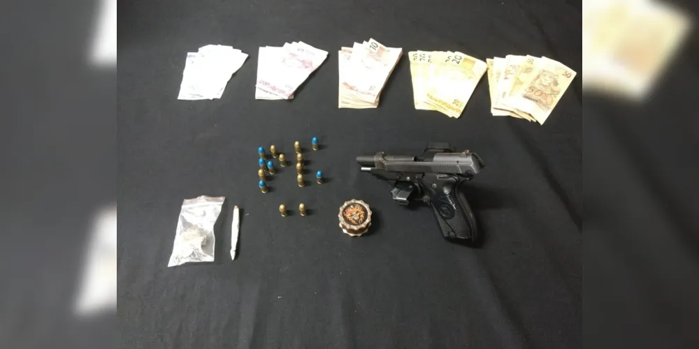Na casa do suspeito, polícia encontrou arma, munições e drogas