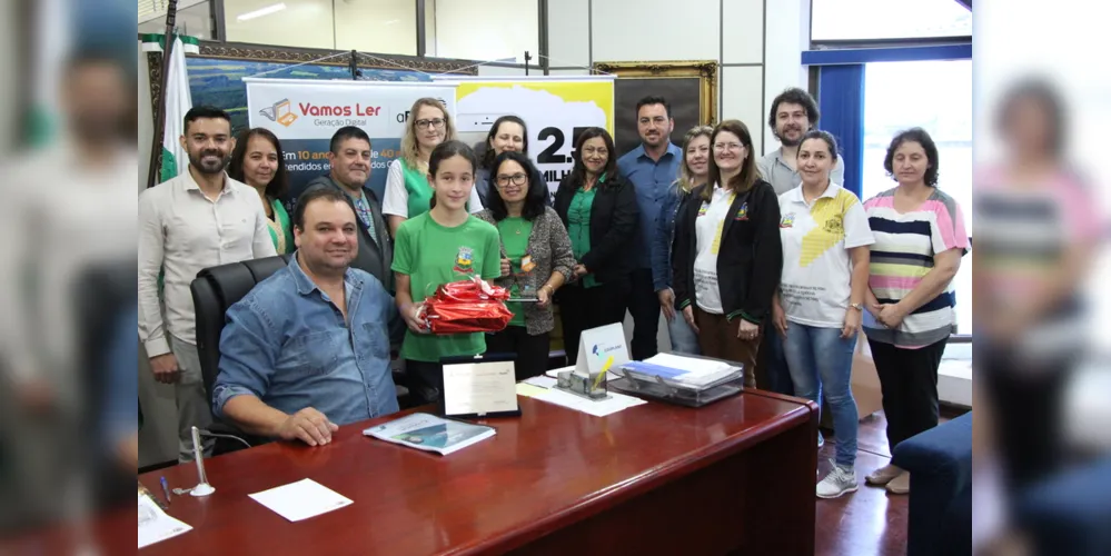 Evento de premiação do Vamos Ler ocorreu no gabinete do prefeito Lula Thomaz e premiou Nathaly Izoton da Escola Machado de Assis