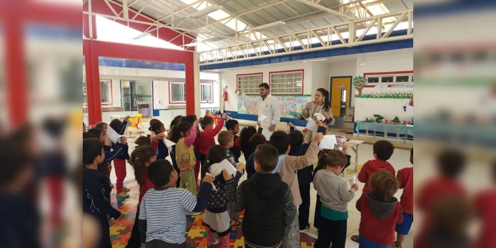 Os pequenos alunos receberam diversas orientações, de maneira lúdica, sobre como cuidar da saúde, observar a qualidade dos alimentos no dia a dia e outras dicas importantes