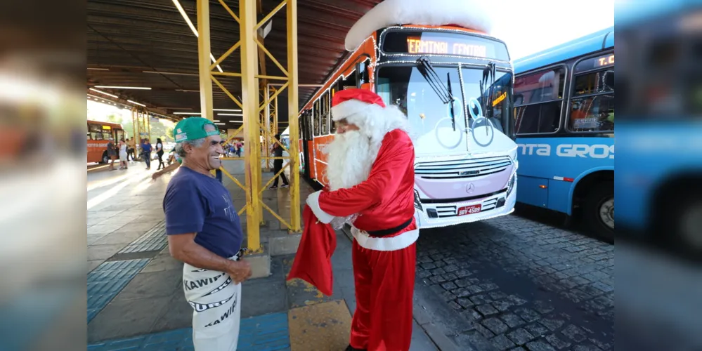 Viação Campos Gerais (VCG) iniciou a circulação do ‘Ônibus do Papai Noel’ na última quarta-feira (21) em três linhas