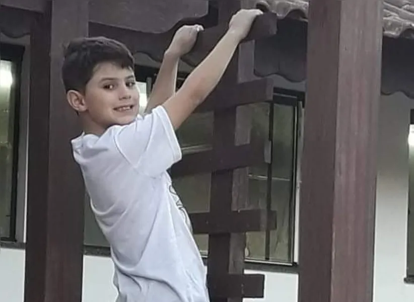 Murilo Scotinni de Oliveira, filho de Vanessa Scotinni de Oliveira e Everton Rodrigo de Oliveira brinca enquanto é registrado pelos pais!
