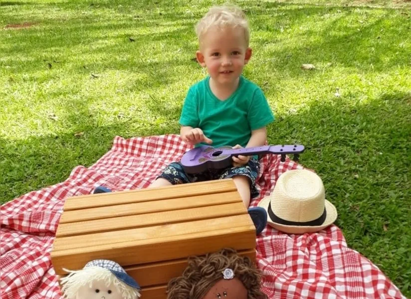 Francisco Silva Trujillo Costa, filho de Débora Silva Trujillo Costa, se diverte com os brinquedos em dia ensolarado!