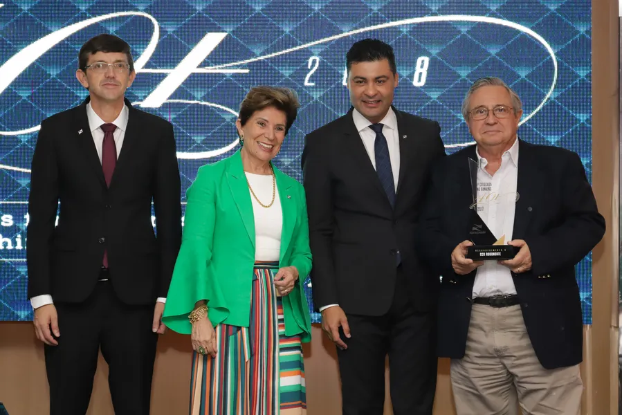 O presidente da Acipg recebeu o troféu pela RodoNorte, a maior recolhedora de ISSQN