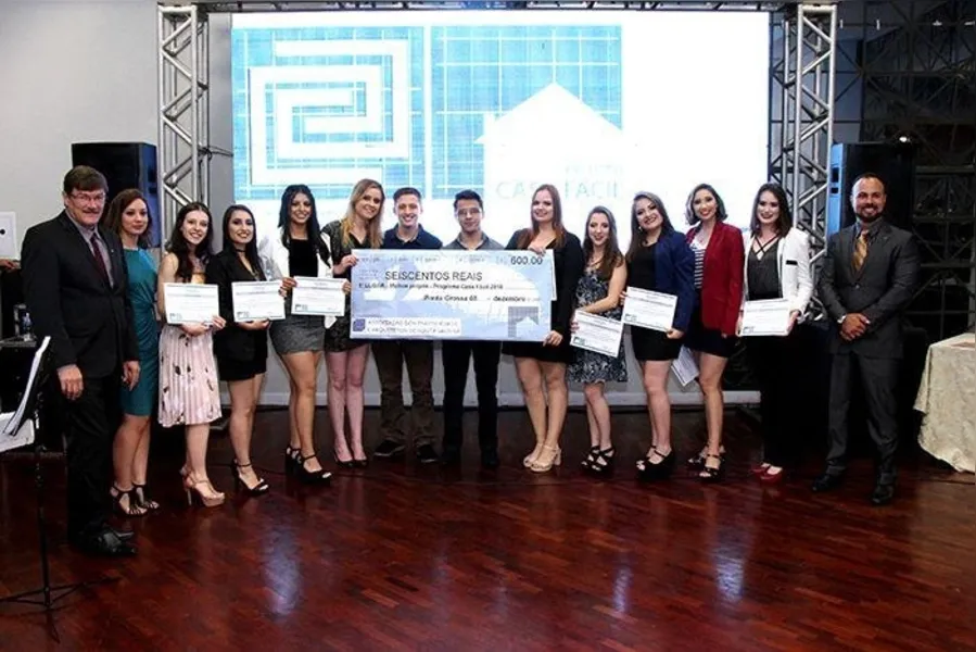 Acylino Chemin, Nisiane Madalozzo Wambier e Rafael Mansani com os autores do melhores projetos doados ao programa Casa Fácil.